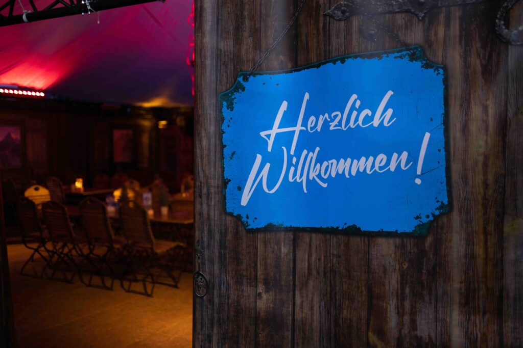 Eingang zur Almhütte im anona Icedome Leipzig mit Willkommensschild